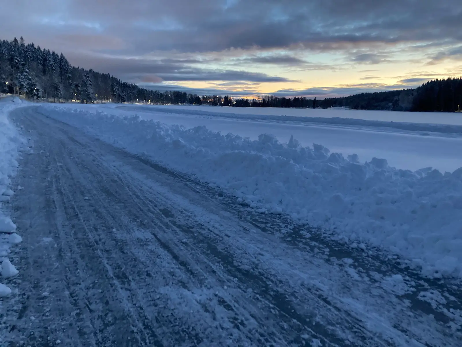 Skating tracks on Sognsvann at sunset